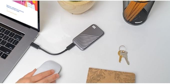 WD 2To My Passport SSD, Disque SSD externe, Portable SSD, des vitesses allant jusqu'à 1050 Mo/s en lecture, 1000 Mo/s en écriture, USB-C, compatibilité avec PC, Xbox et Playstation, Gris sidéral